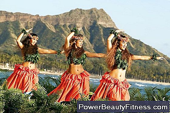 How Do Hula Girls Dress In Hawaii?