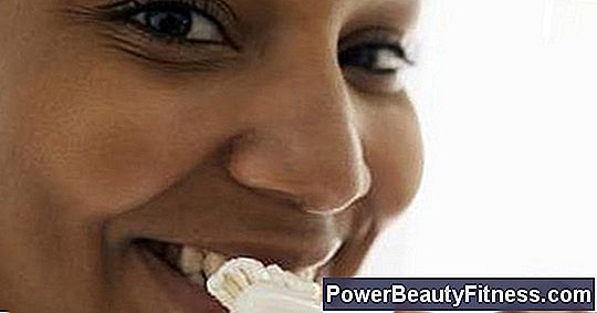 Does Brushing Teeth With Baking Soda Make Them Whiter?